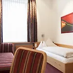 מלון Parkhotel 3*
