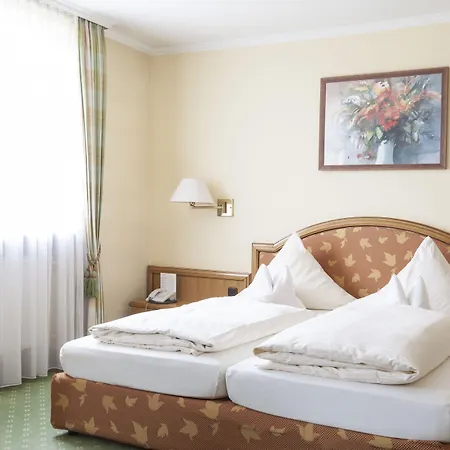 Parkhotel ホテル 3*